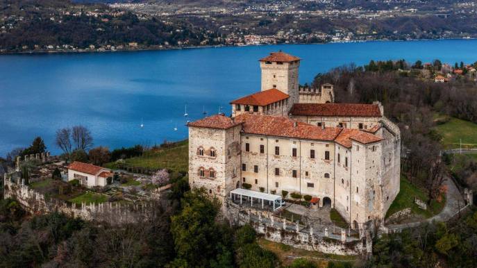 Rocca di Angera, un gioiello a picco sul Lago Maggiore: cosa vedere e perché è famosa
