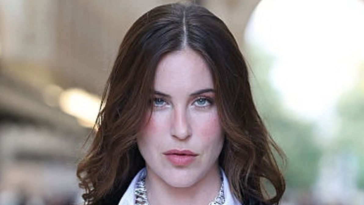 Scout Willis con la giacca di velluto a Milano. La figlia di Demi Moore detta tendenza (come la mamma) per l’autunno
