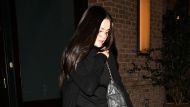 Selena Gomez lancia la nuova era del total black con la divisa autunnale che sta bene a tutte