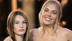 Sienna Miller con la figlia alla premiere di War, uguali e bellissime