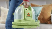 Le pulizie d’autunno diventano facili con il BISSELL Little Green, lo smacchiatore portatile virale e scontatissimo (solo oggi)