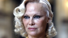 Pamela Anderson a Milano con lo smokey eyes. È il make up occhi che sta bene a ogni età