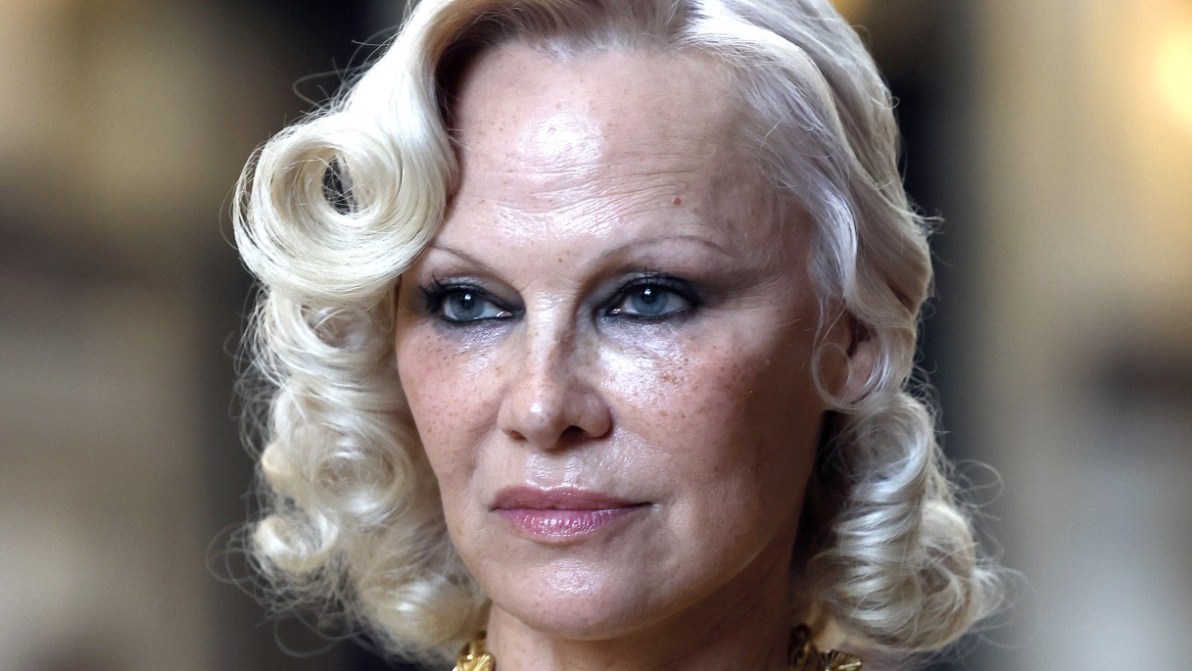 Pamela Anderson a Milano con lo smokey eyes. È il make up occhi che sta bene a ogni età