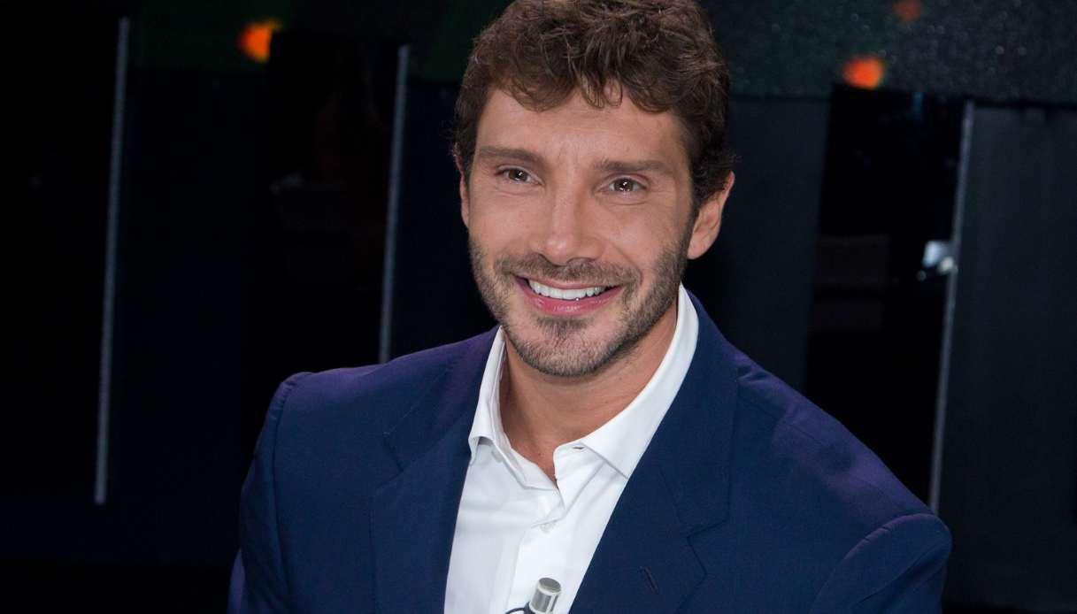 affari tuoi de martino da applausi siamo tornati poi saluta commosso gennarino da Dilei.it affari tuoi de martino da applausi siamo tornati poi saluta commosso gennarino