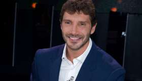Affari Tuoi, De Martino da applausi: “Siamo tornati”. Poi saluta commosso Gennarino