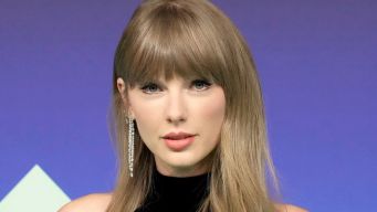 Taylor Swift cambia le regole del cat eye. Il segreto del make up occhi che apre lo sguardo e lo rende magnetico