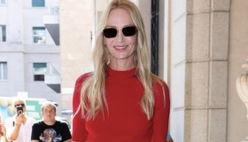 Uma Thurman arriva alla Milano Fashion Week e sceglie la t-shirt rossa: è il capo basic dell’autunno che sta bene con tutto (e a tutte)