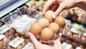 Rischio salmonella, uova ritirate dal commercio: “Non consumate il prodotto”