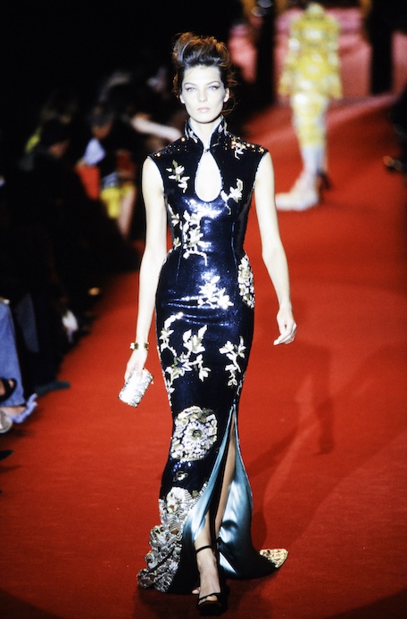 Abito Yves Saint Laurent di Tom Ford sulla passerella Autunno Inverno 2004