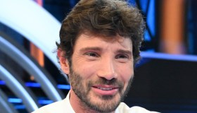 Affari Tuoi, Stefano De Martino difende Martina Miliddi da Ballerina: “Si è vestita come un divano”. La replica