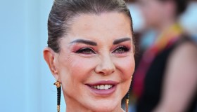 “Sono una vecchia che non si rassegna”: Alba Parietti si mostra (orgogliosa) in bikini a 65 anni