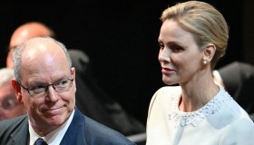 Charlene di Monaco in bianco per Papa Leone: infrange le regole, Macron estasiato