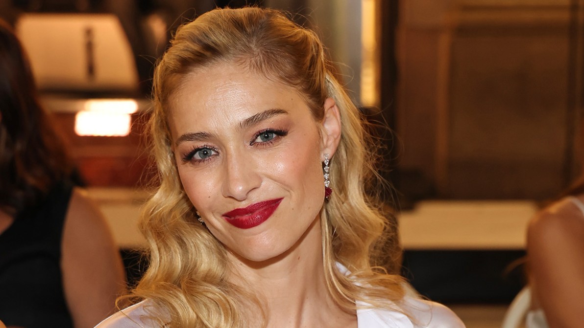 Beatrice Borromeo, diva sensuale al gran gala della moda a Milano