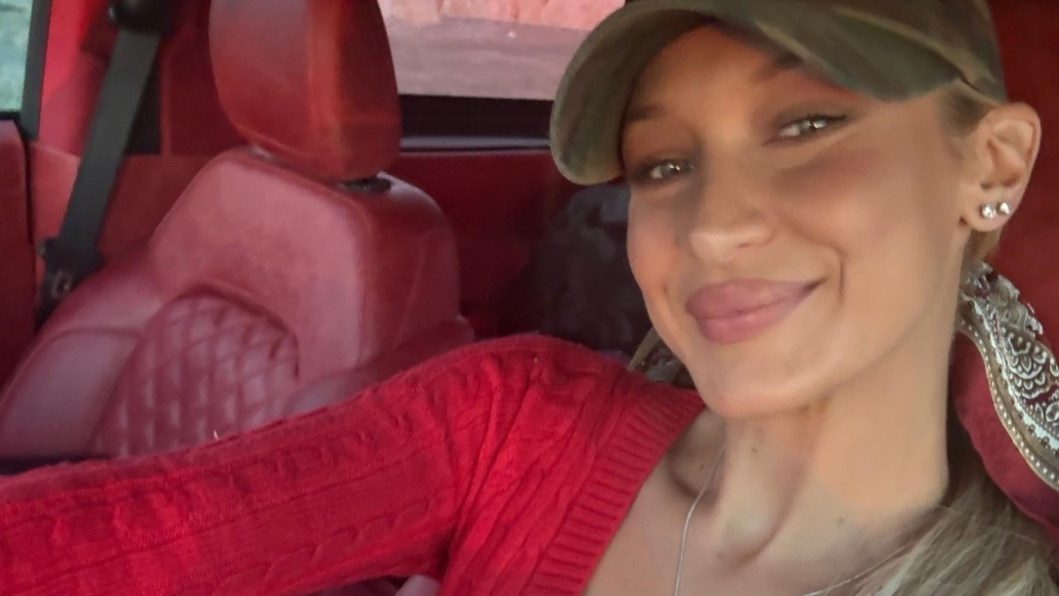 Bella Hadid ha rimesso gli Ugg bassi e ha ufficialmente inaugurato l’autunno