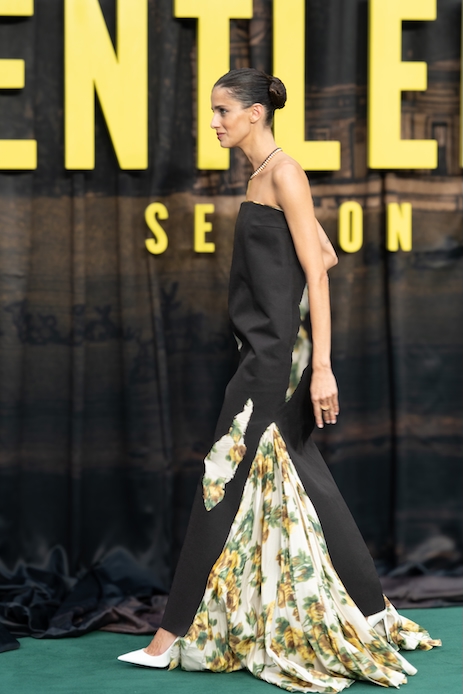 Benedetta Porcaroli alla premi&egrave;re di The Gentlemen 2 a Londra con abito Prada nero a colonna e inserti floreali
