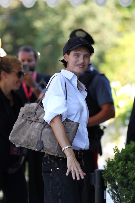 Bianca Balti a Venezia 83 con total look Brunello Cucinelli e maxi borsa in suede color tortora