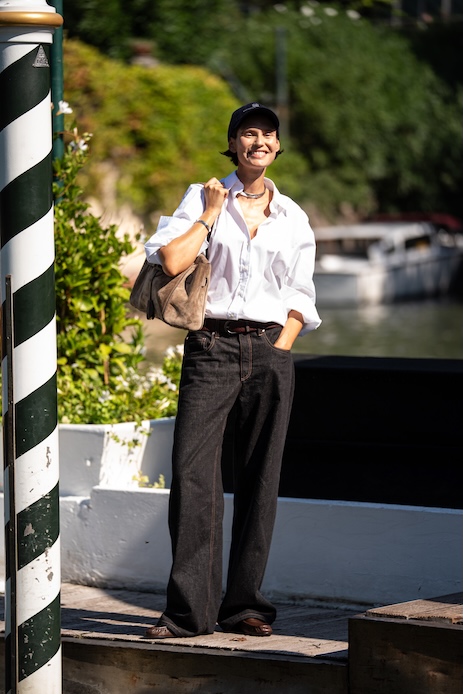 Bianca Balti al Lido per Venezia 83 con camicia bianca, jeans neri ampi e maxi borsa in suede