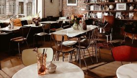 Lo stile Schoolhouse porta la nostalgia anni Sessanta nei bar di Milano e in casa