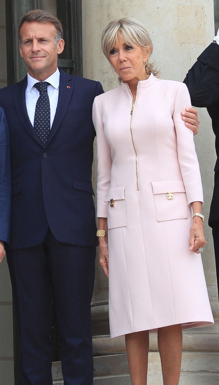 Brigitte Macron sceglie il rosa
