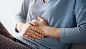 Bruciore di stomaco, cinque consigli da seguire a tavola e non solo