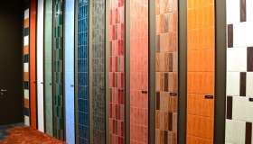 Al Cersaie 2026 la ceramica si fa materica, con superfici 3D e colori della terra