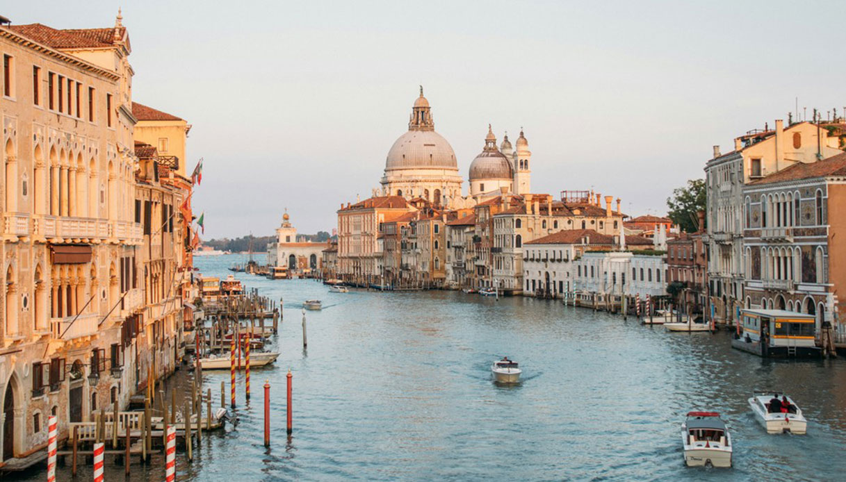 Veduta del Canal Grande all'alba con la Basilica di Santa Maria della Salute sullo sfondo