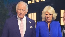 Re Carlo diserta i funerali di Harald V di Norvegia. Ma nessuno lo nota