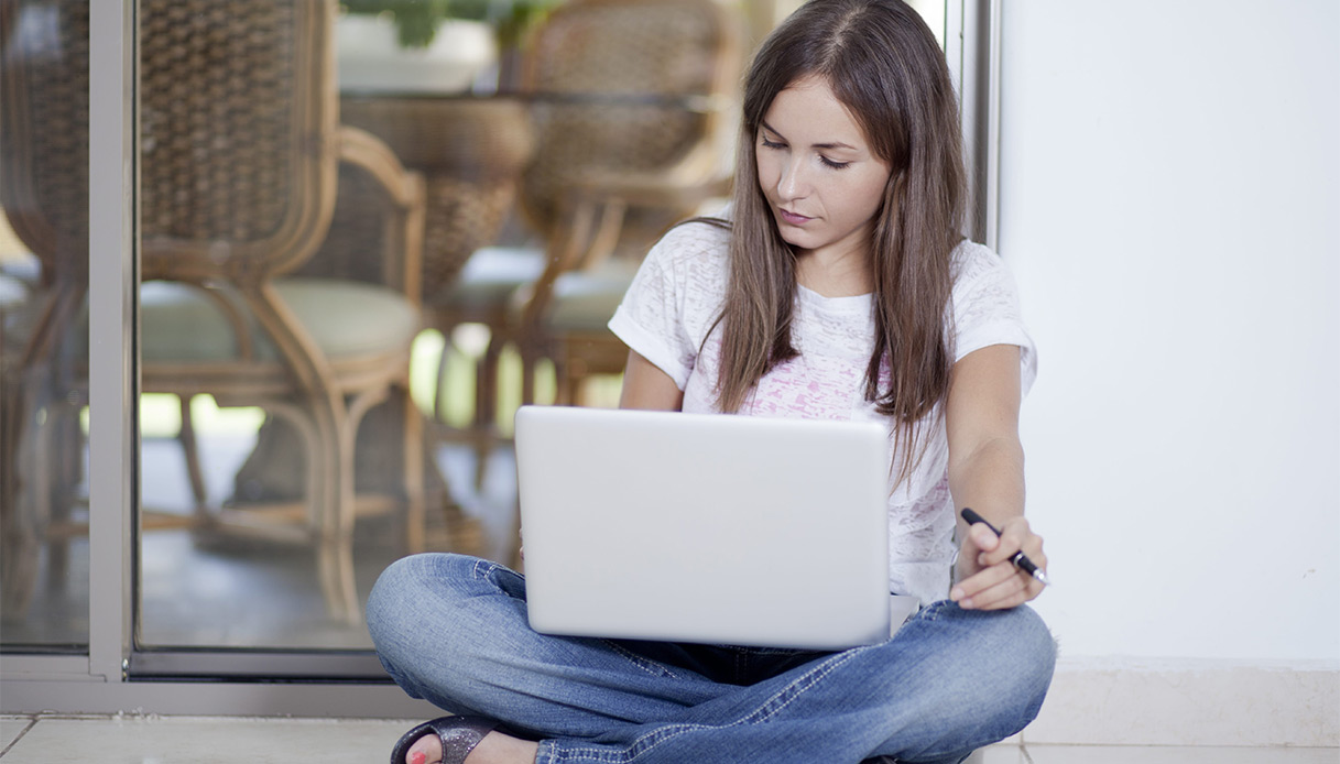 Cervicale in tilt, quanto pesa il “Tech Neck” e come affrontare dolore e tensione, i cinque consigli degli specialisti