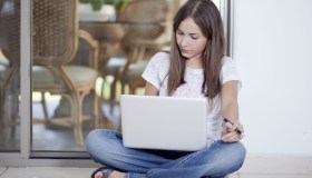 Cervicale in tilt, quanto pesa il “Tech Neck” e come affrontare dolore e tensione, i cinque consigli degli specialisti