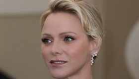 Charlene di Monaco, l’abito nero con cascata scintillante che si ispira a Kate Middleton
