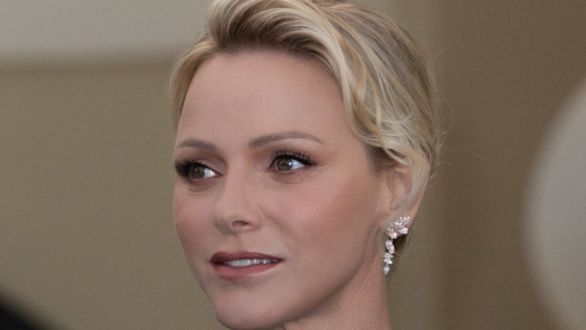 Charlene di Monaco, l’abito nero con cascata scintillante che si ispira a Kate Middleton
