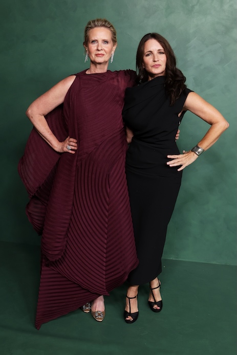 Cynthia Nixon e Kristin Davis insieme a Los Angeles, con Nixon in abito borgogna Issey Miyake e Davis in lungo nero
