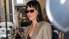 Dakota Johnson sceglie le ballerine dell’autunno (che si portano così): bordeaux is the new black