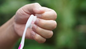 Perché mettere il dentifricio sulle unghie, soprattutto di notte