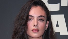 Deva Cassel alla premiere di Le Fantome de l’Opera, stessa allure di mamma Monica, ma con un altro linguaggio