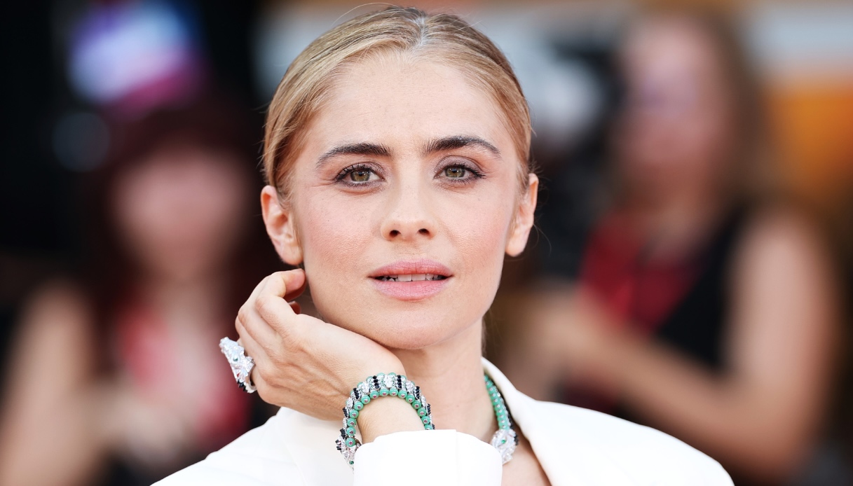 Venezia 2026, le pagelle dei look della sesta serata: Greta Scarano impeccabile (9), Nafsika principessa Disney mancata (6)