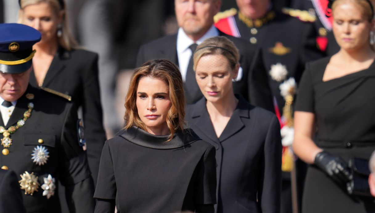 Funerali di Harald V, un corteo nero di eleganza e dolore. Letizia, Charlene, Rania rendono omaggio al Re