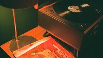 L’ascolto del vinile diventa un rito e la casa gli dedica un angolo tutto suo