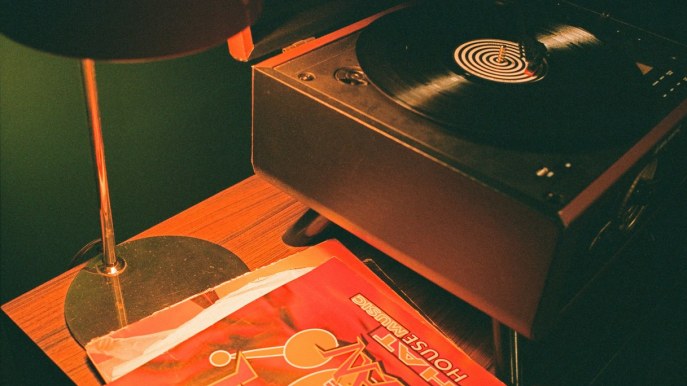 L’ascolto del vinile diventa un rito e la casa gli dedica un angolo tutto suo
