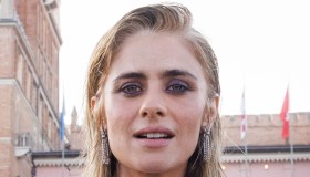 Greta Scarano inaugura Venezia 83 con il tradizionale bagno al Lido, tra trasparenze e blu elettrico