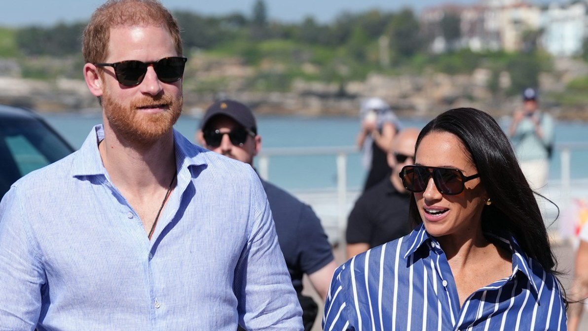 Re Carlo, primo incidente imbarazzante con Harry e Meghan Markle dopo la lettera