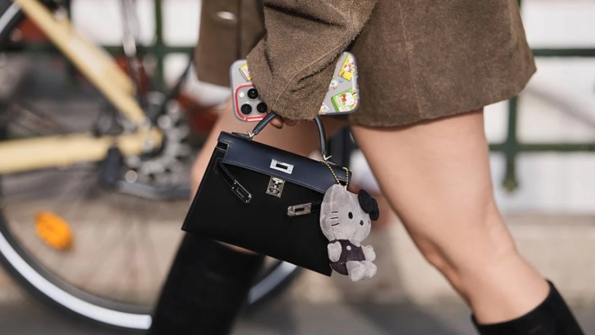 Hello Kitty, Snoopy e gli altri personaggi della nostra infanzia sono la nostalgica tendenza moda autunno che tutte ci meritiamo