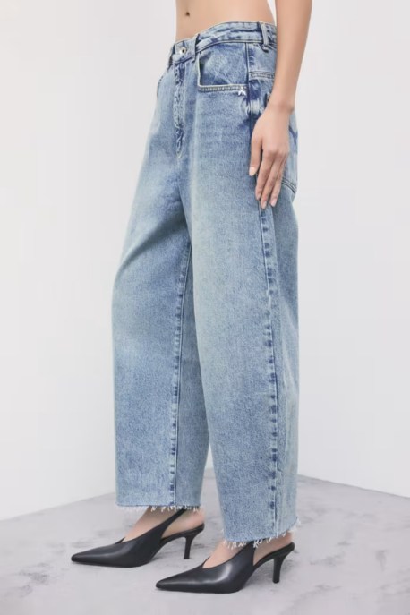 Siamo ufficialmente entrati nella balloon fit era: dalla gonna ai jeans, le romantiche silhouette a palloncino dell'autunno 2026