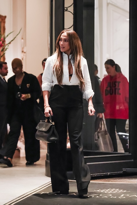 Jennifer Lopez a Palazzo Parigi con camicia bianca, pantaloni neri e borsa Dolce&Gabbana