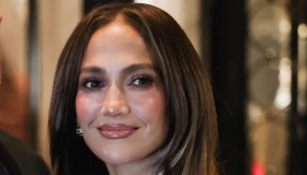 Jennifer Lopez apre la Milano Fashion Week 2026: camicia bianca e lingerie a vista