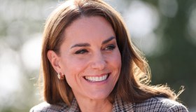 Kate Middleton si dà al giardinaggio e la sua giacca in tweed fa furore