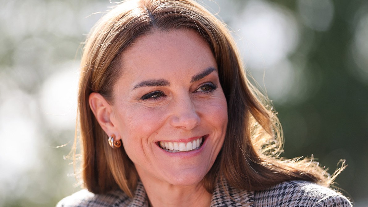 Kate Middleton si dà al giardinaggio e la sua giacca in tweed fa furore