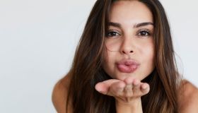 La “recessione dei baci” è reale, ma non per il motivo che pensi.