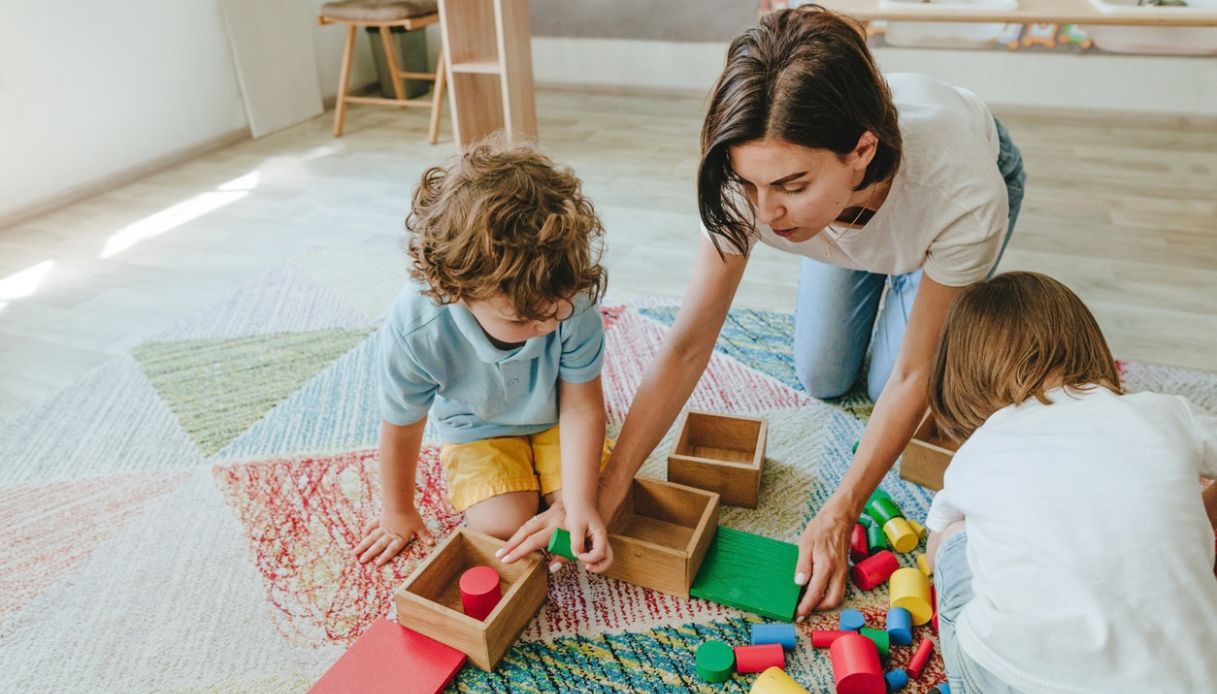 Tate che giocano con i bambini