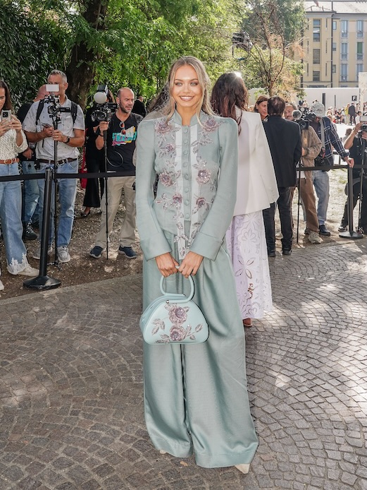 Laila Hasanovic alla Milano Fashion Week 2026 con completo azzurro Antonio Marras ricamato e borsa coordinata